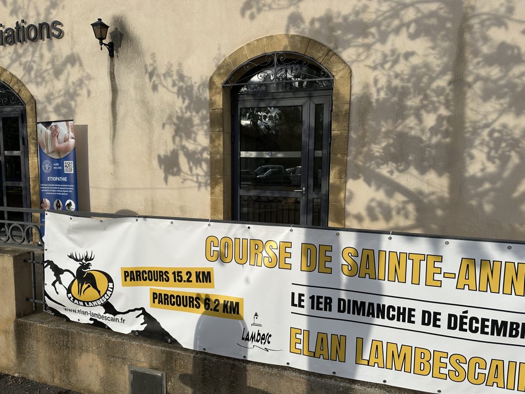 Banderole informative sur l'évènement sportif de la course Sainte Anne