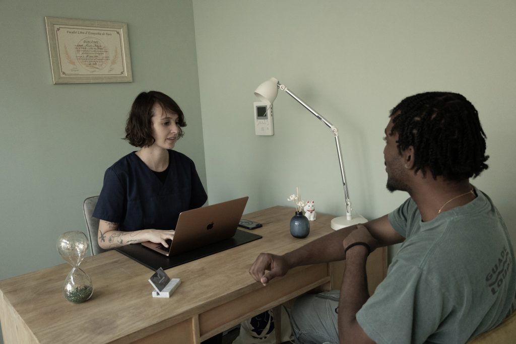 Alizée Molière discute avec son patient