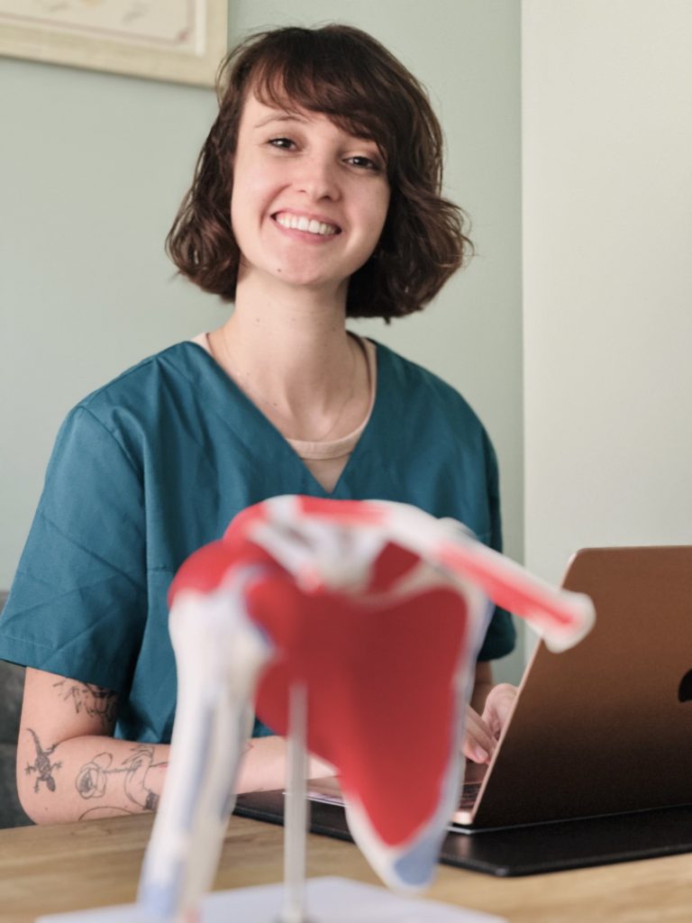 Ceci est Alizée Molière à son bureau