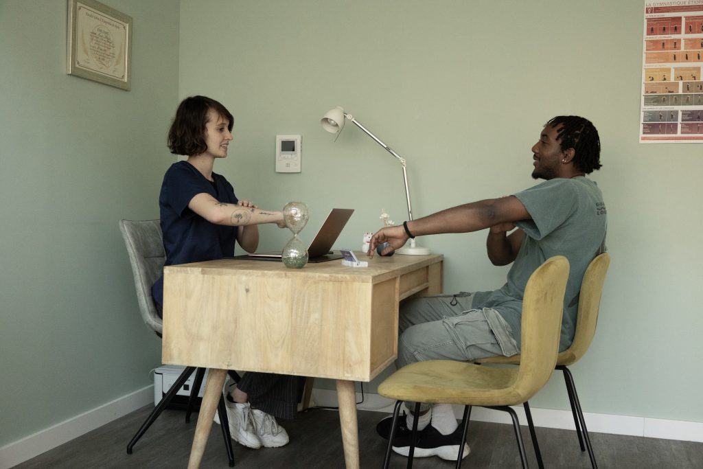 L'étiopathe discute des douleurs de son patient