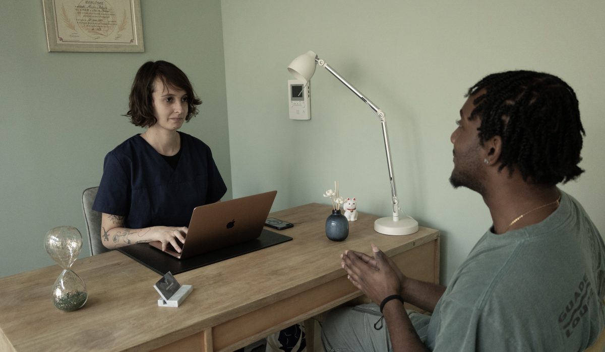 Alizée Molière et son patient font l'anamnèse