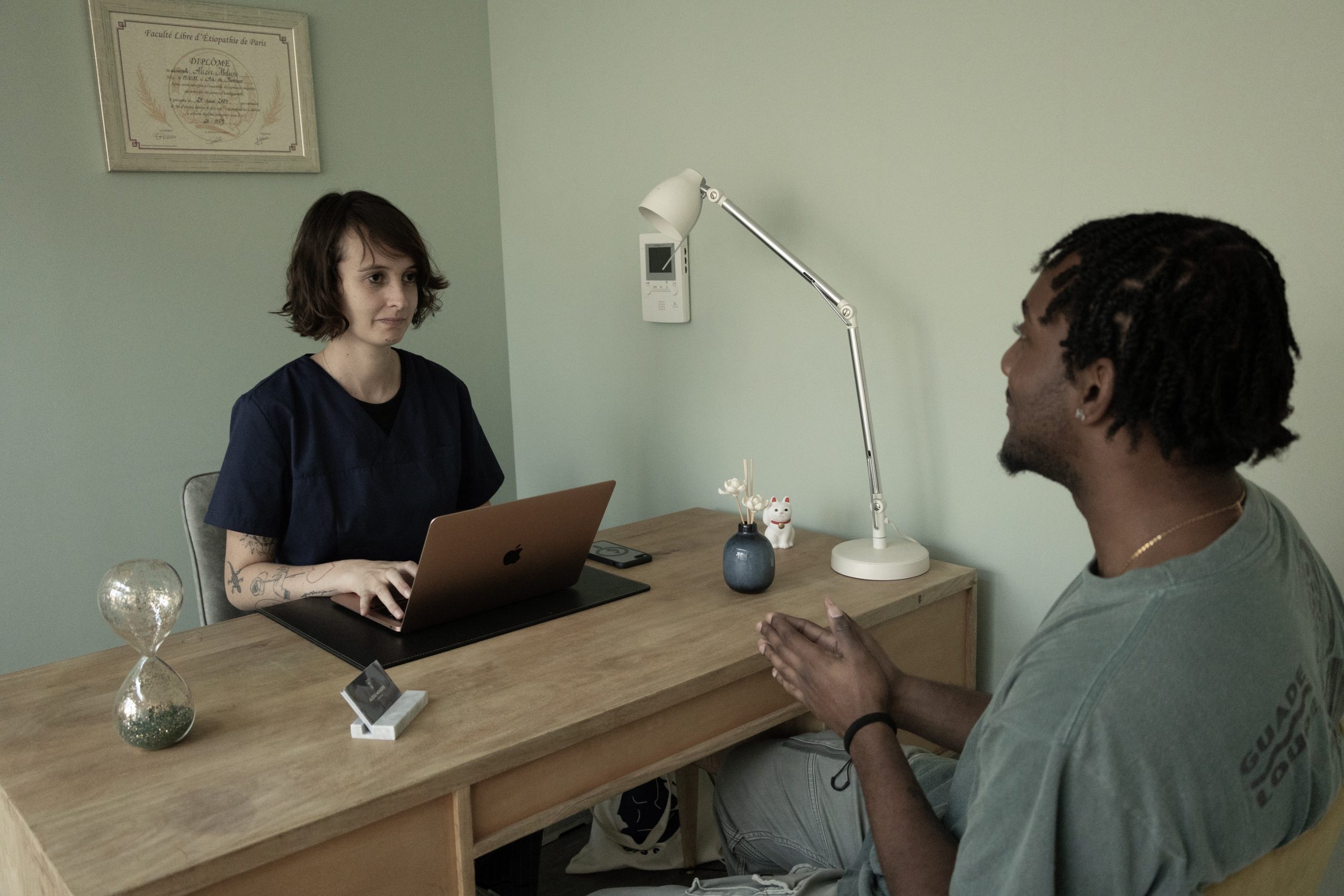 Alizée Molière et son patient font l'anamnèse
