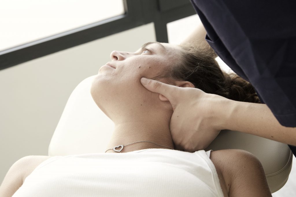 L'étiopathe manipule les cervicales de sa patiente